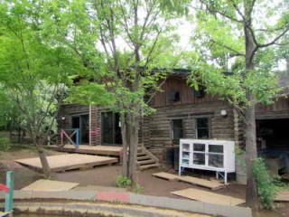 （写真）木でできたログハウス