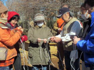 （写真）ロープワークを実践する参加者たち