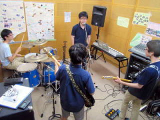 （写真）Aスタジオで練習をする男子バンド
