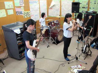 （写真）Bスタジオで練習をする女子バンド