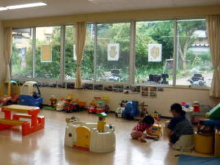 （写真）ゆるり室内には乳幼児向けのおもちゃやコンビカーなどがあります。